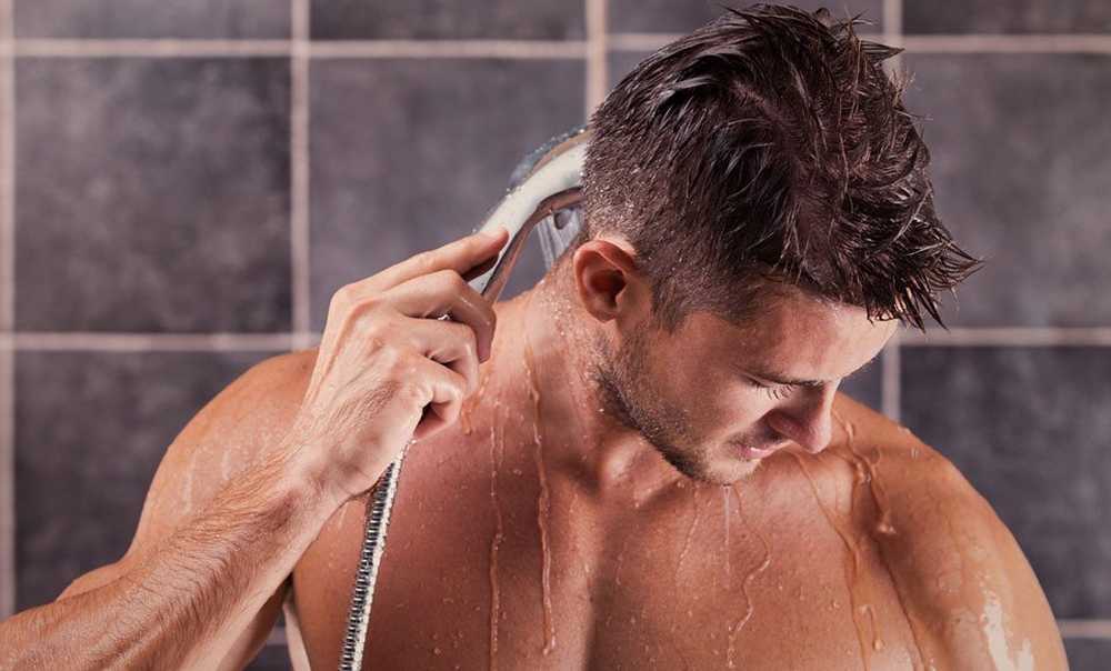 Мужчина моет волосы. Парни под душем. Мужская гигиена. Мужчина моется.